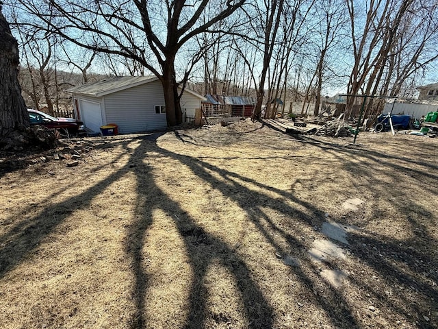 view of yard featuring a detached garage