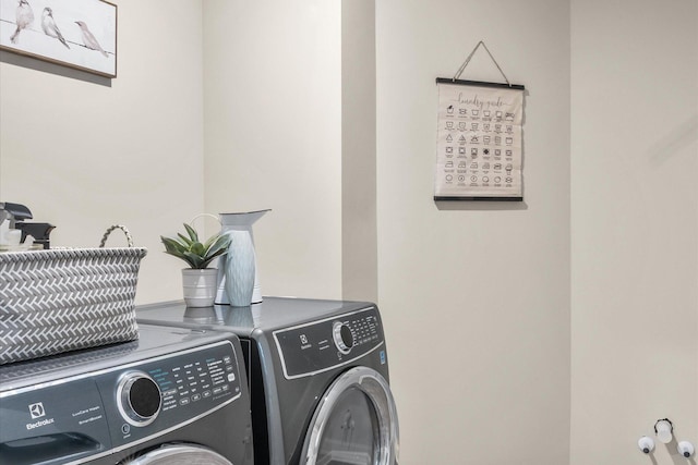 washroom with laundry area and washer and clothes dryer