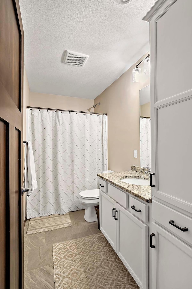 full bathroom with curtained shower, visible vents, toilet, vanity, and a textured ceiling