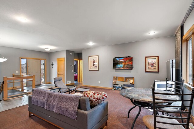 living area featuring recessed lighting, baseboards, and carpet flooring