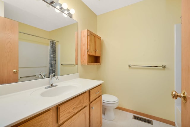 full bathroom with baseboards, visible vents, toilet, curtained shower, and vanity