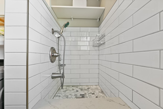 bathroom featuring tiled shower