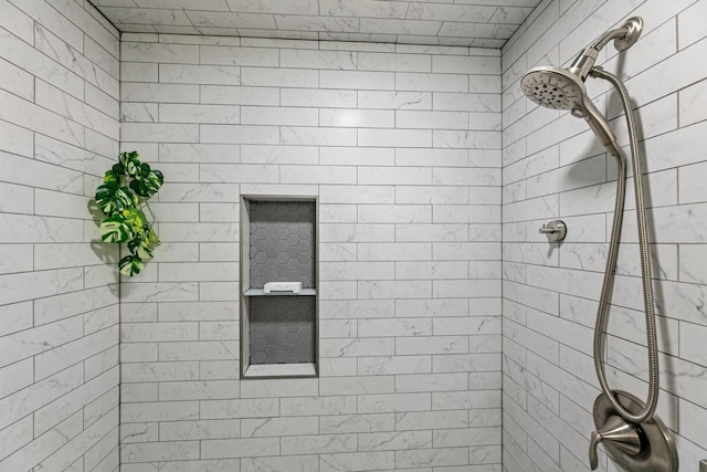 bathroom featuring tiled shower