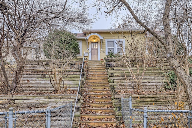 view of front of home with a fenced front yard