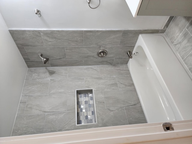 bathroom featuring tiled shower