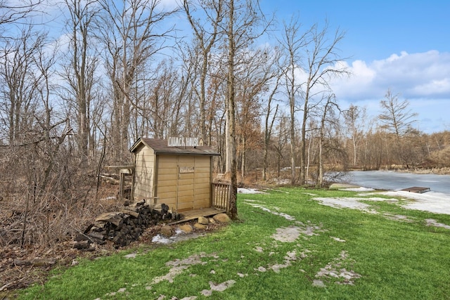 view of yard featuring an outbuilding and a storage shed