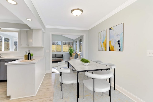 dining area featuring crown molding, recessed lighting, light wood finished floors, and baseboards