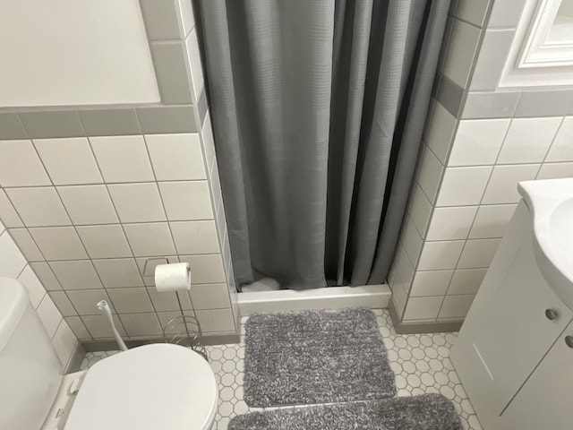 401 5th Ave SW, Austin, MN 55912 - full bath with a shower stall, toilet, and tile walls