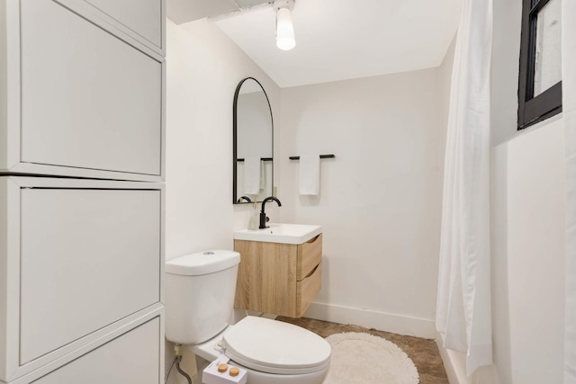 full bath featuring curtained shower, baseboards, vanity, and toilet