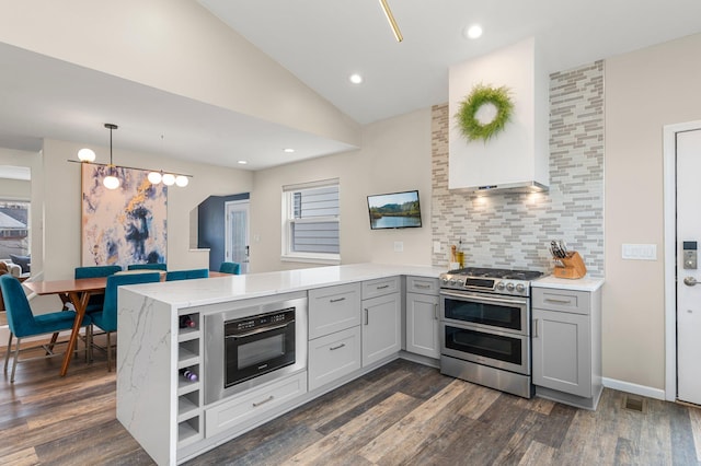 kitchen with range with two ovens, a peninsula, dark wood-style flooring, and gray cabinets