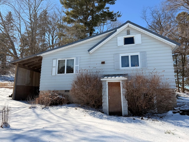 view of front of property featuring crawl space