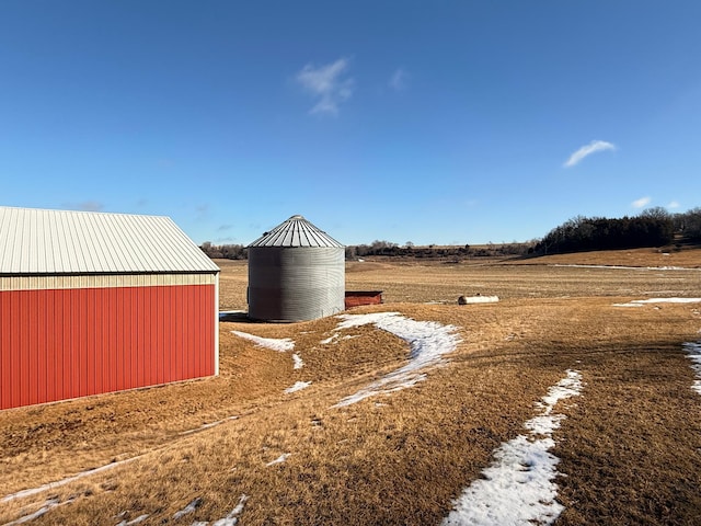 view of yard featuring an outbuilding