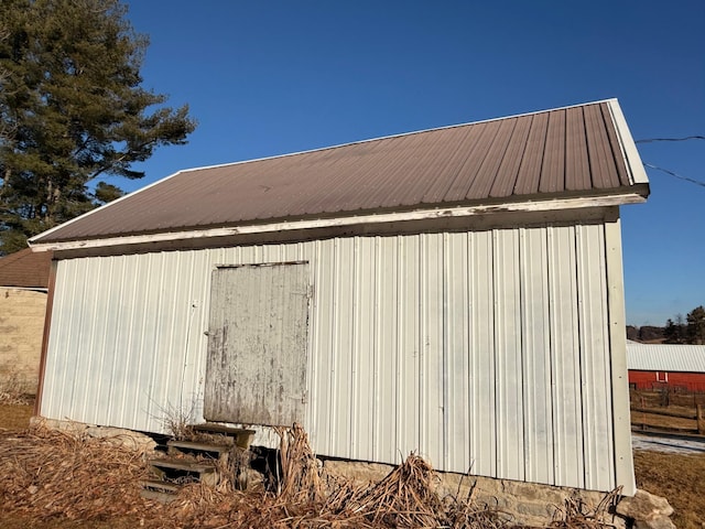 view of outdoor structure featuring an outbuilding