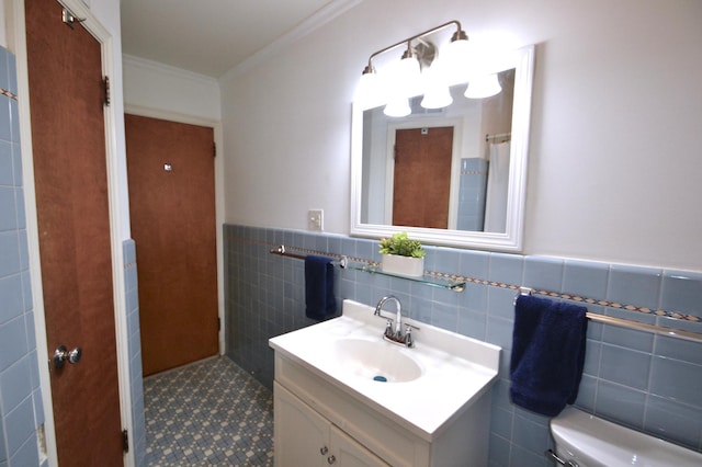 full bathroom with toilet, tile walls, wainscoting, crown molding, and vanity