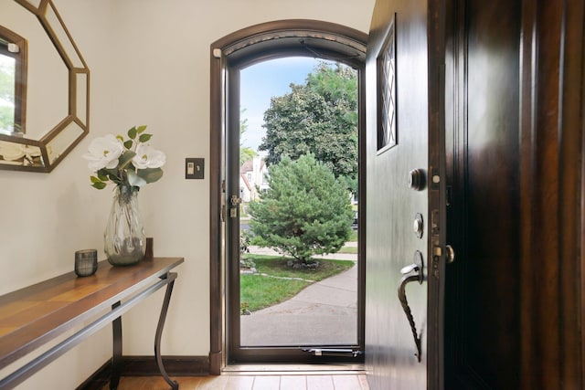 foyer entrance featuring baseboards