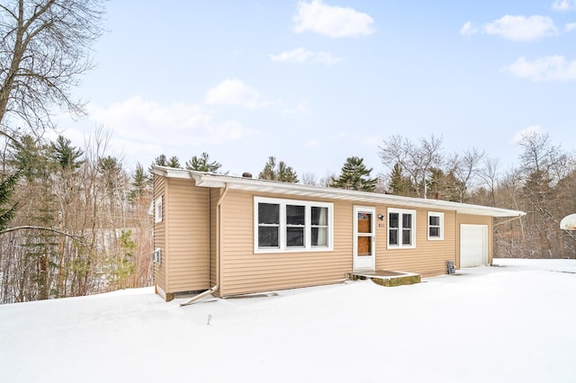 view of front facade featuring a garage