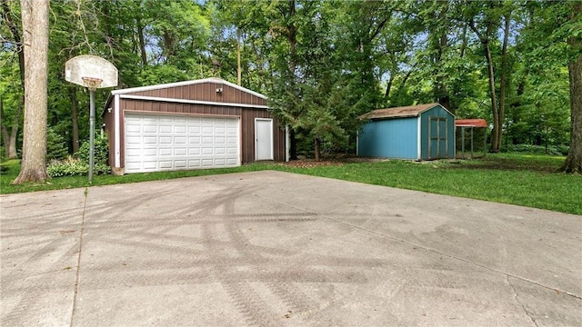 view of detached garage