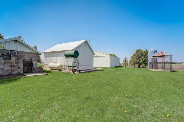 view of yard featuring an outbuilding