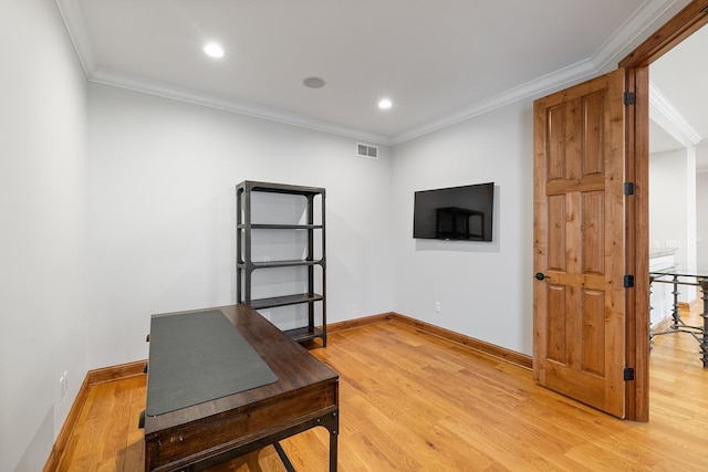 office space featuring recessed lighting, visible vents, baseboards, light wood finished floors, and crown molding