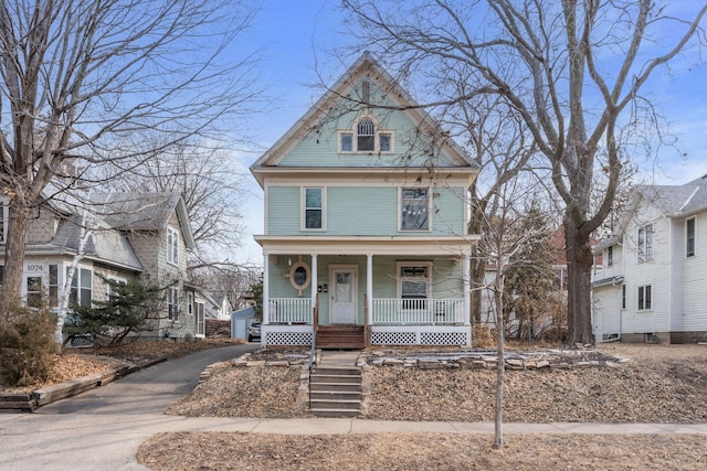 view of front of house with driveway and covered porch