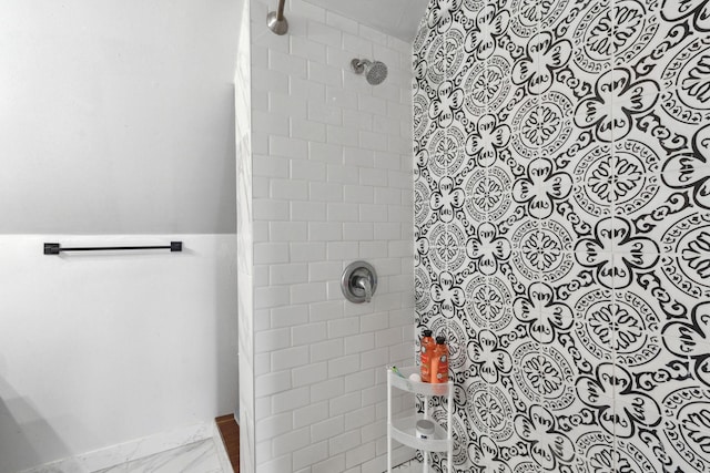 bathroom featuring a tile shower