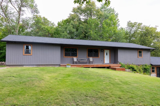 view of front of house featuring a front yard