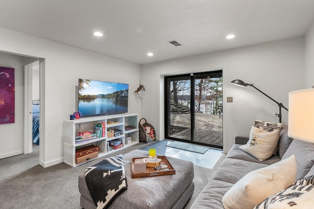 living room featuring carpet floors, baseboards, visible vents, and recessed lighting