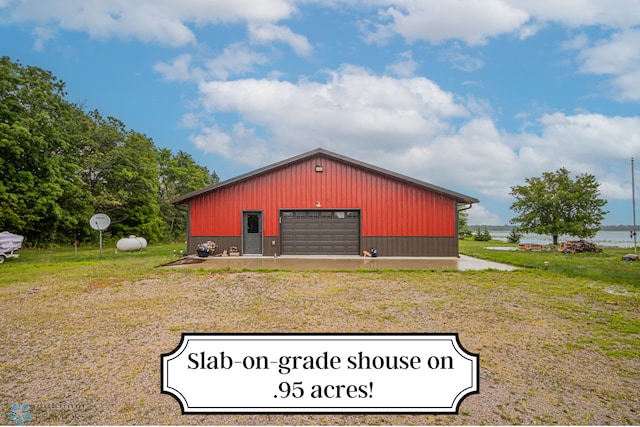 view of pole building featuring a lawn