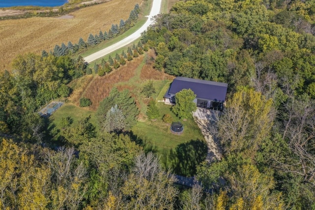 birds eye view of property featuring a forest view