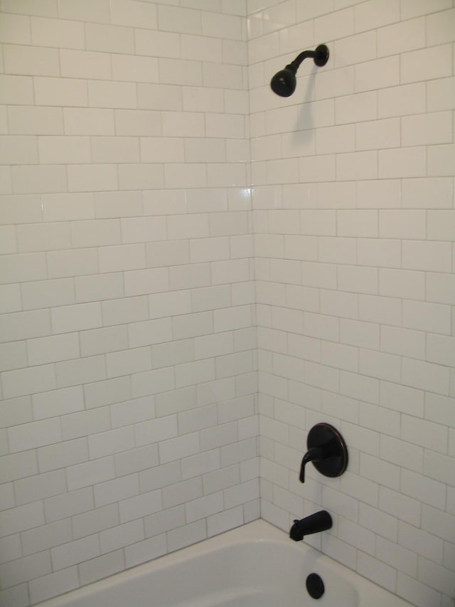 full bath with shower / tub combination