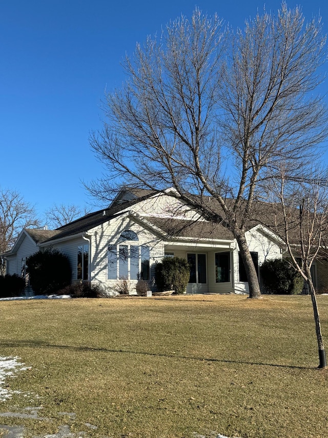 view of front facade featuring a front yard