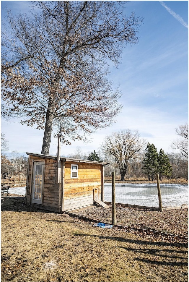 view of yard with an outbuilding