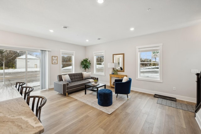 living area featuring light wood-style floors, recessed lighting, and baseboards