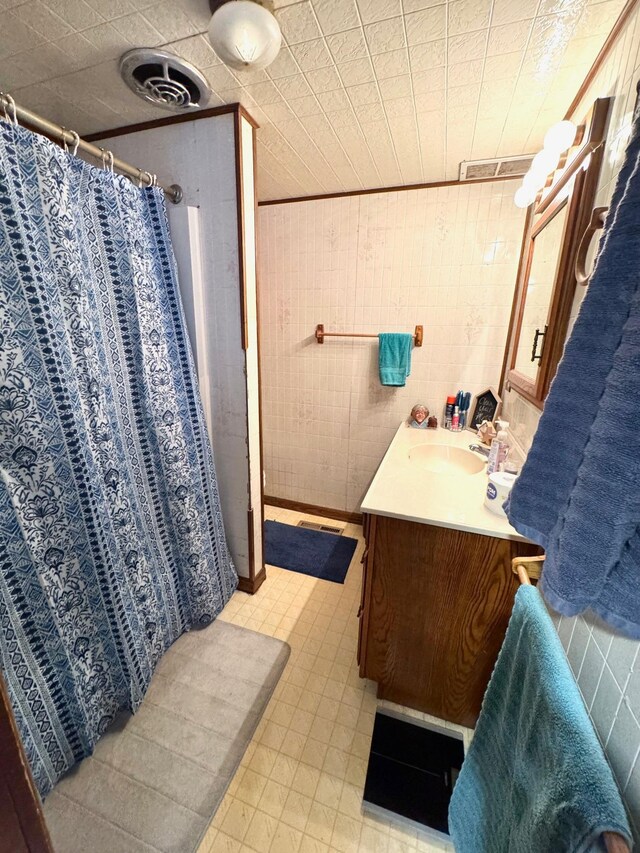 bathroom featuring a shower with curtain, visible vents, and vanity