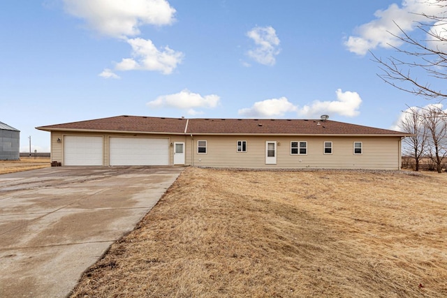 view of front of property with driveway