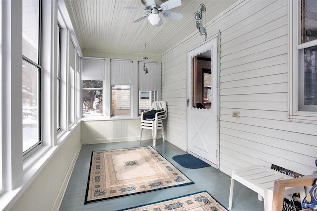 sunroom with ceiling fan