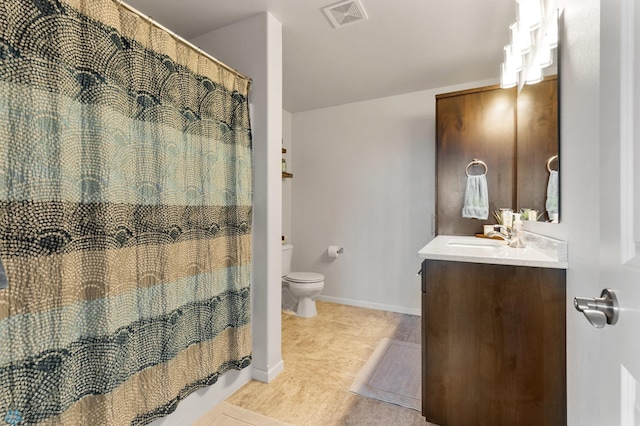 bathroom with baseboards, visible vents, toilet, curtained shower, and vanity