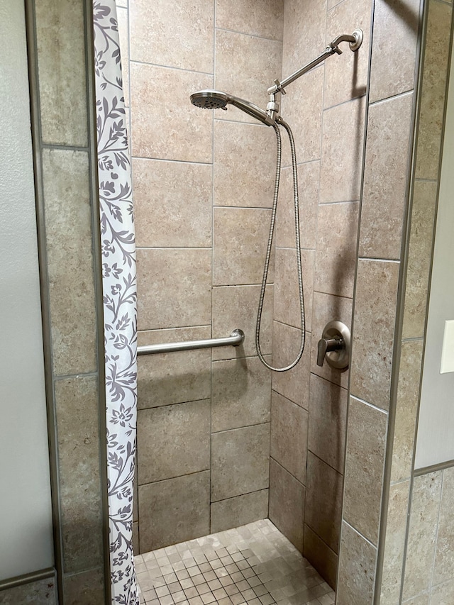 full bathroom featuring a tile shower