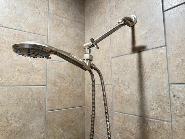 details featuring tiled shower