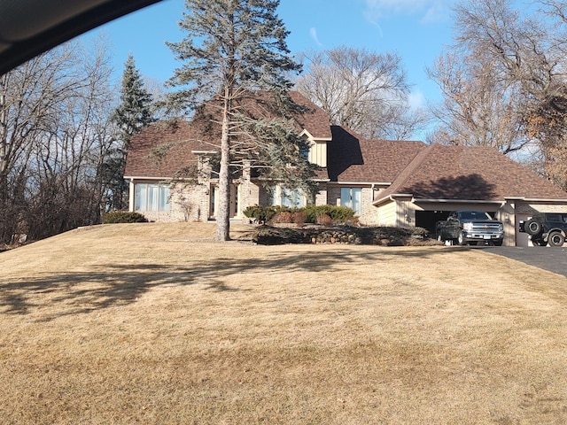 view of front facade featuring a front lawn