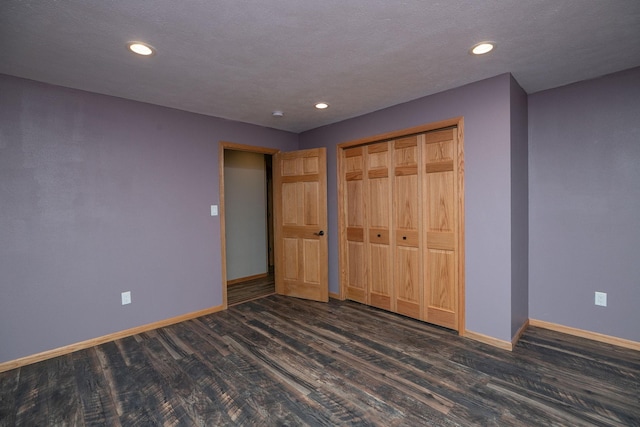 unfurnished bedroom featuring dark wood-style floors, a closet, recessed lighting, and baseboards