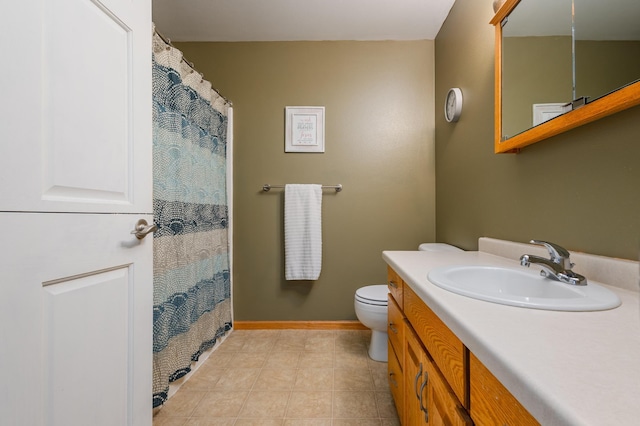 full bathroom with a shower with curtain, vanity, toilet, and baseboards