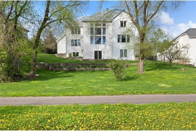 view of front of home featuring a front lawn