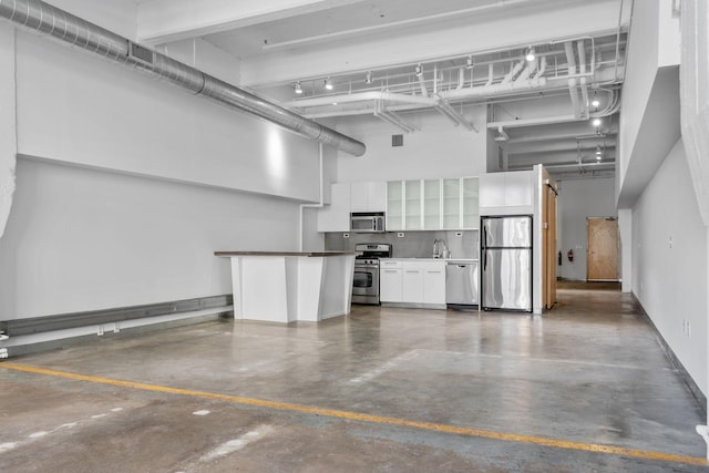 parking deck with baseboards, a sink, and freestanding refrigerator