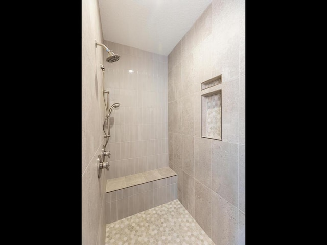 full bath with tiled shower