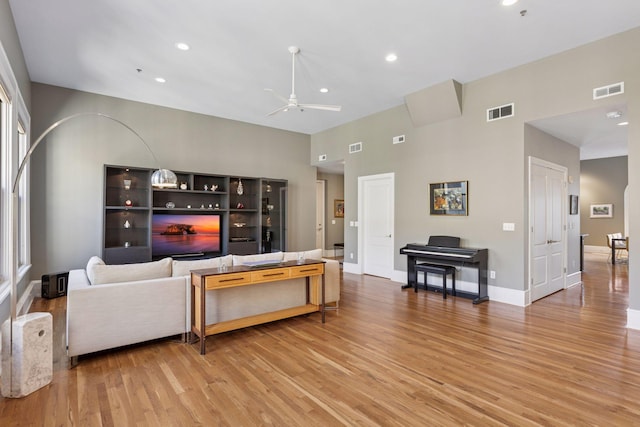 living area with visible vents, recessed lighting, light wood-type flooring, and ceiling fan