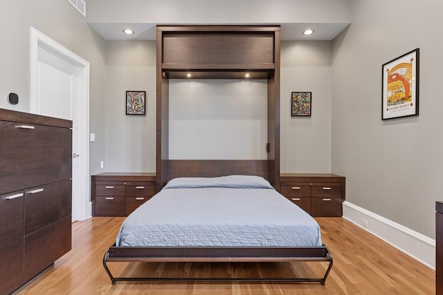 bedroom featuring recessed lighting, visible vents, baseboards, and light wood-style floors