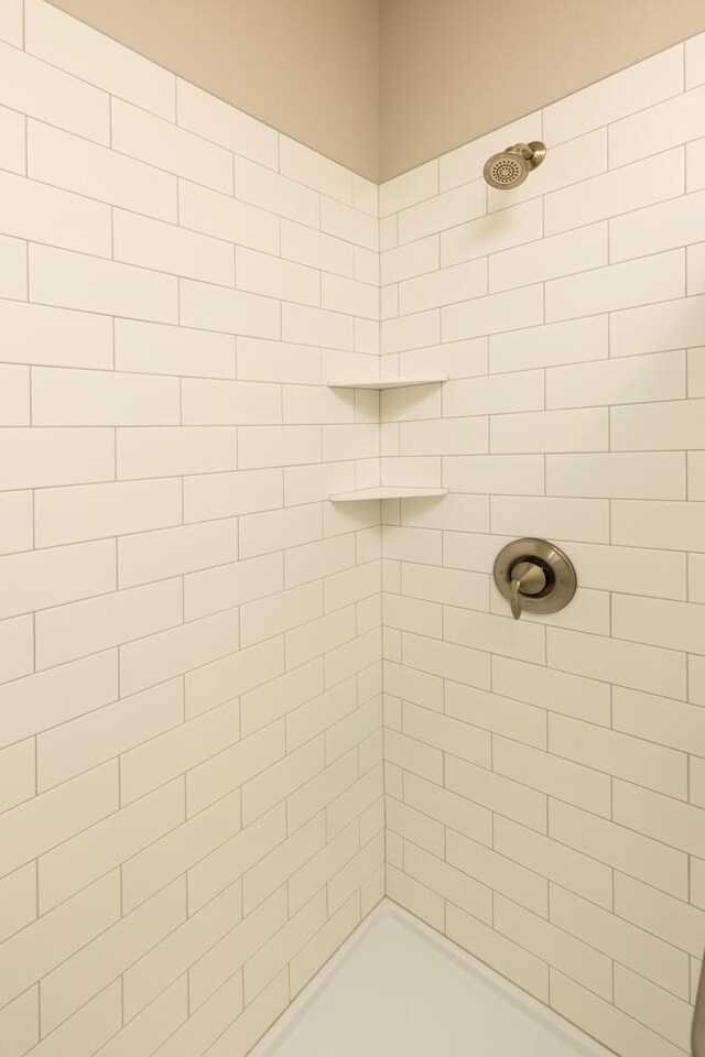 bathroom featuring tiled shower