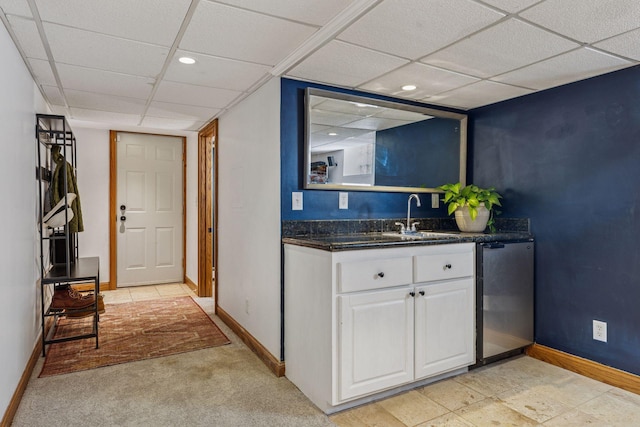 bar featuring indoor wet bar, recessed lighting, a sink, a drop ceiling, and baseboards