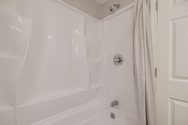 bathroom featuring shower / bath combo